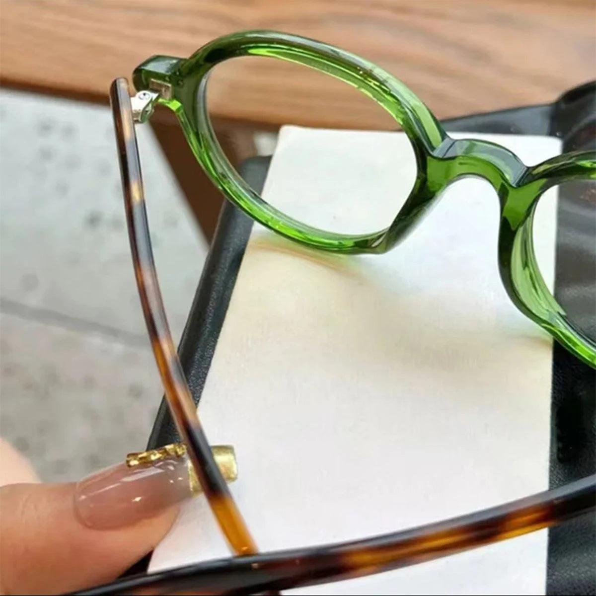 The New Nerdy Tortoiseshell Small-framed Glasses Feature A Retro Japanese Oval Anti-blue Light Frame and Temple, Which Is Fashio