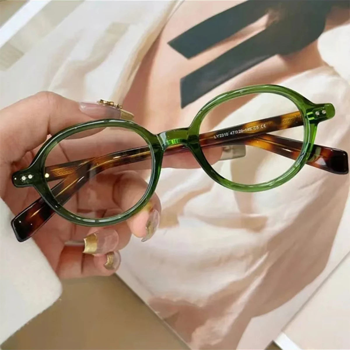 The New Nerdy Tortoiseshell Small-framed Glasses Feature A Retro Japanese Oval Anti-blue Light Frame and Temple, Which Is Fashio